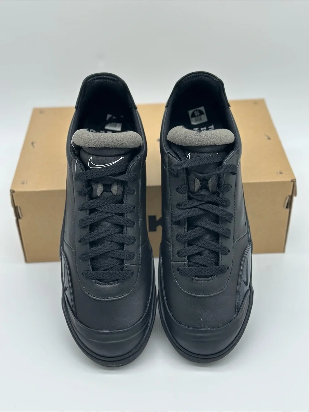 Nike Men’s Black Low-Top Sneakers with Gray Tongue